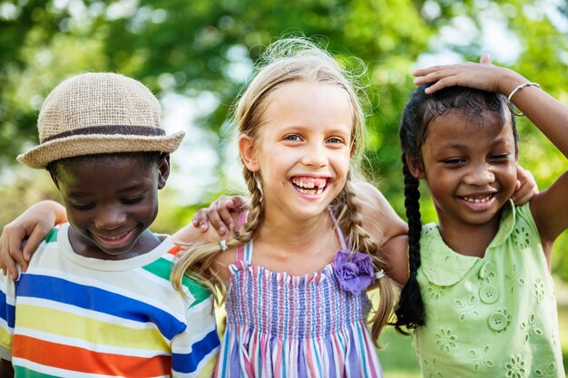 Heureux divers enfants dans le parc