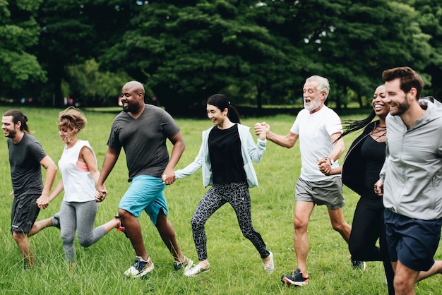 Heureux diverses personnes appréciant dans le parc