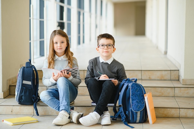 Heureux écoliers dans le couloir à l'école