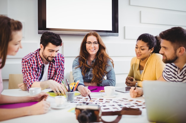 Heureux éditeurs en réunion au bureau créatif