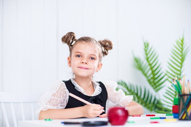 Heureux élève souriant au bureau