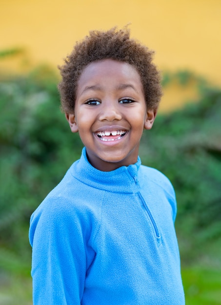 Heureux enfant africain avec maillot bleu