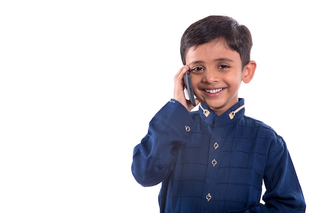 Heureux enfant à l'aide de téléphone portable sur blanc.