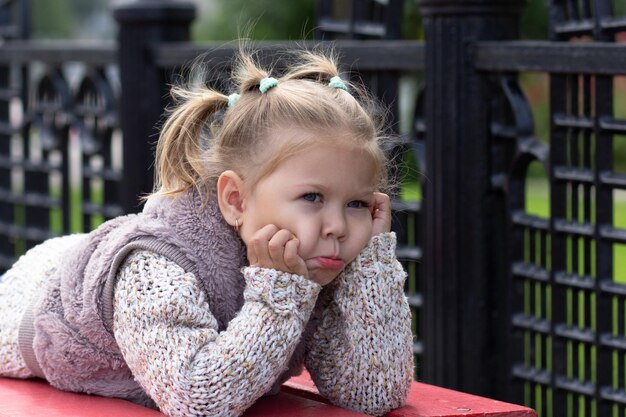 Heureux enfant allongé sur un banc et relaxant