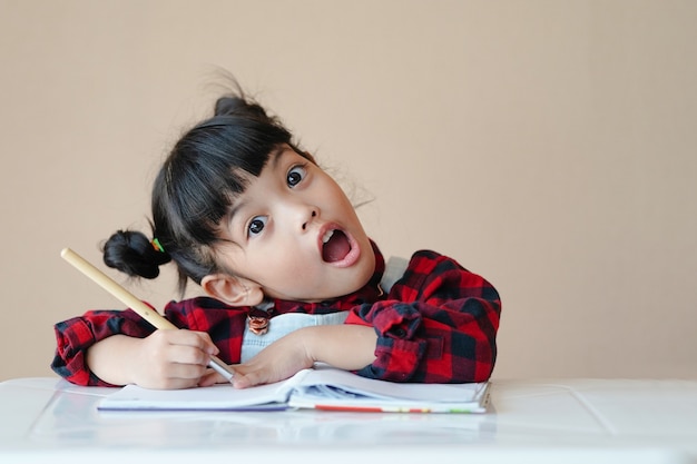 Heureux enfant asiatique Apprendre et profiter de l'art du dessin à l'aquarelle à la maison.