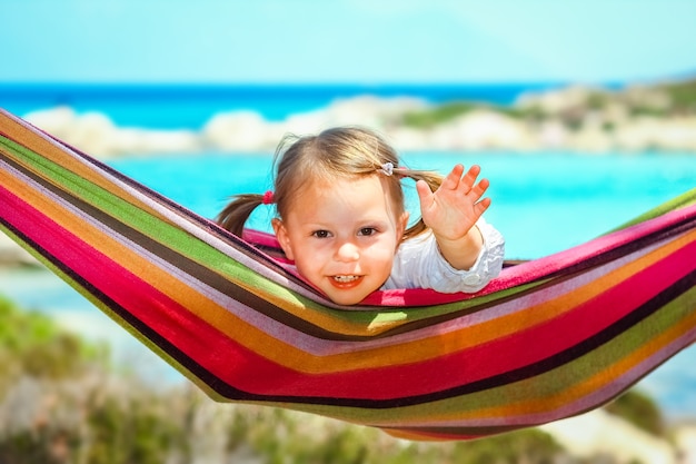 Heureux Enfant Au Bord De La Mer Sur Hamac