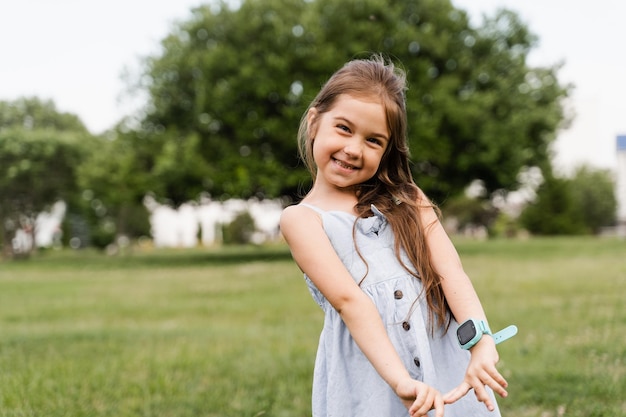 Heureux enfant en bas âge fille posant et souriant Portrait d'adorable enfant dans le parc