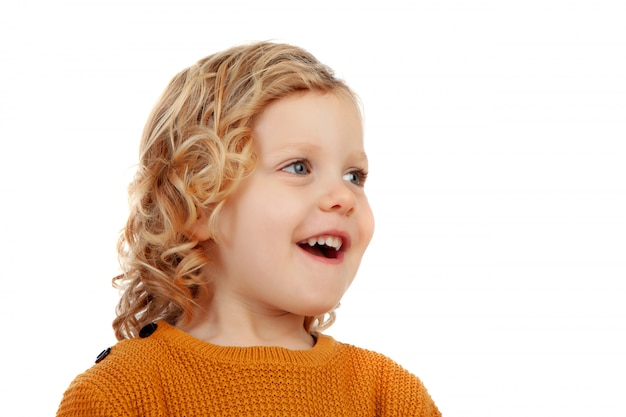 Heureux enfant blond aux cheveux longs