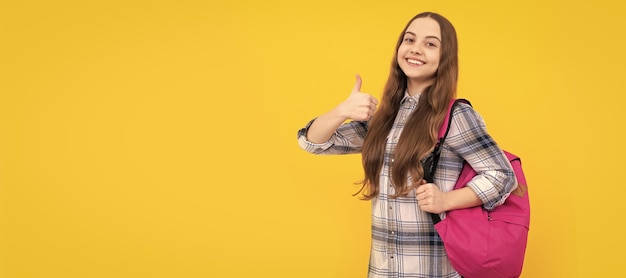 Heureux enfant en chemise à carreaux sur fond jaune Portrait d'en-tête de bannière d'étudiant écolière Visage d'enfant d'école isolé fond de panorama avec espace de copie