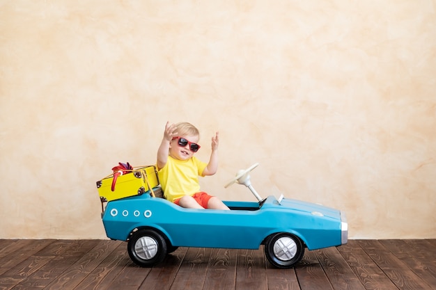 Photo heureux, enfant, équitation, jouet, voiture vintage