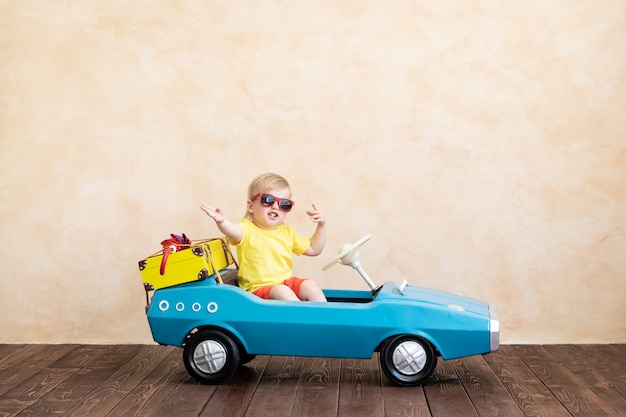 Heureux, enfant, équitation, jouet, voiture vintage