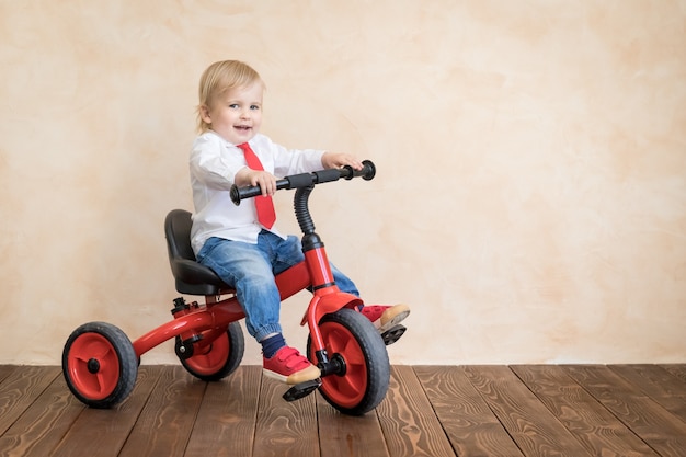 Heureux enfant équitation tricycle vintage