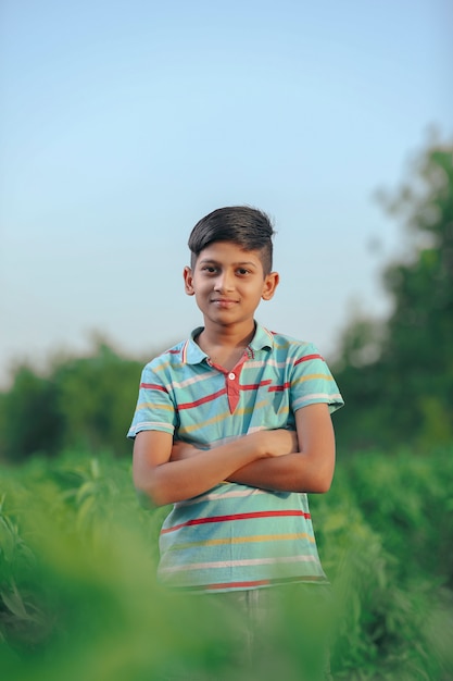 Heureux enfant indien jouant au sol