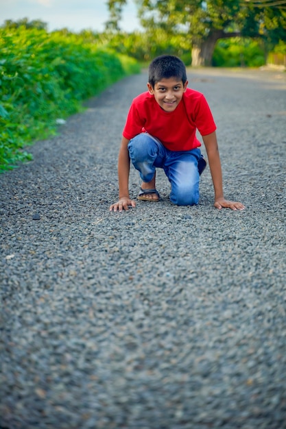 Heureux enfant indien jouant au sol