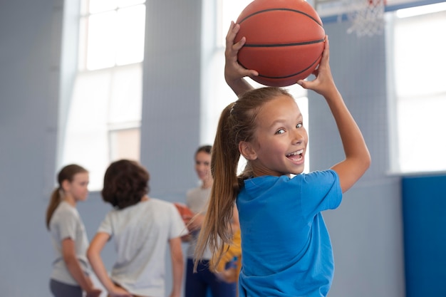 Photo heureux enfant jouant au basket