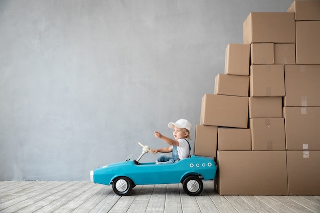 Heureux enfant jouant dans une nouvelle maison