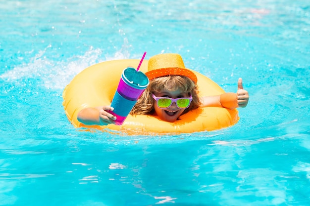 Heureux enfant jouant dans la piscine Concept de vacances d'été Portrait d'enfants d'été dans l'eau de mer sur la plage