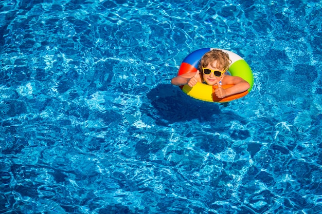 Heureux enfant jouant dans la piscine Concept de vacances d'été Vue de dessus Portrait