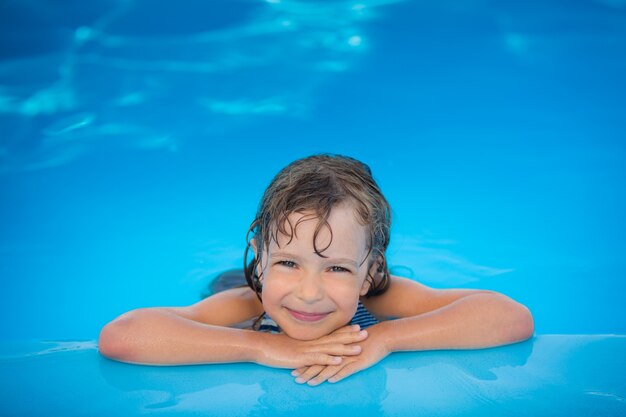 Heureux enfant jouant dans la piscine