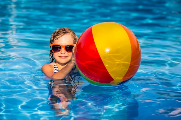 Heureux enfant jouant dans la piscine