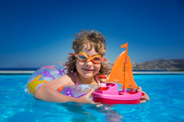 Heureux enfant jouant dans la piscine