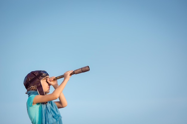 Heureux enfant jouant à l'extérieur Concept de voyage et d'aventure