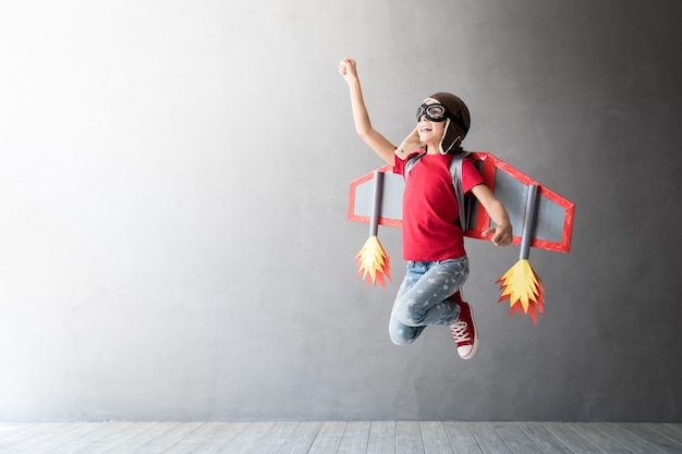 Heureux enfant jouant avec jetpack jouet