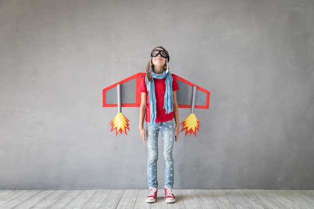 Heureux enfant jouant avec jetpack jouet