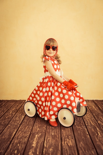 Photo heureux enfant jouant à la maison. voyage en voiture. concept de vacances et de voyage d'été