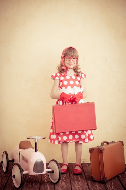 Heureux enfant jouant à la maison. Voyage en voiture. Concept de vacances et de voyage d'été