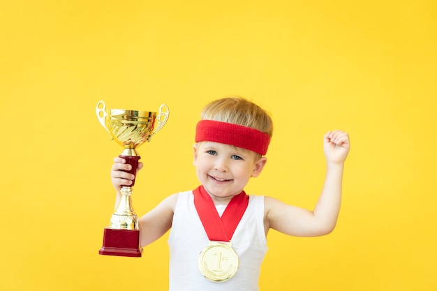 Photo heureux enfant jouant à la maison