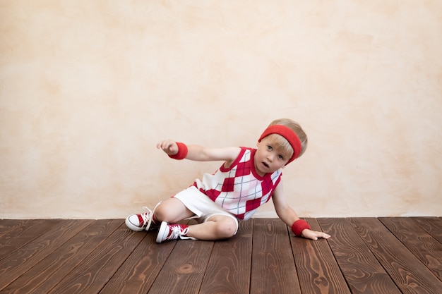 Heureux enfant jouant à la maison