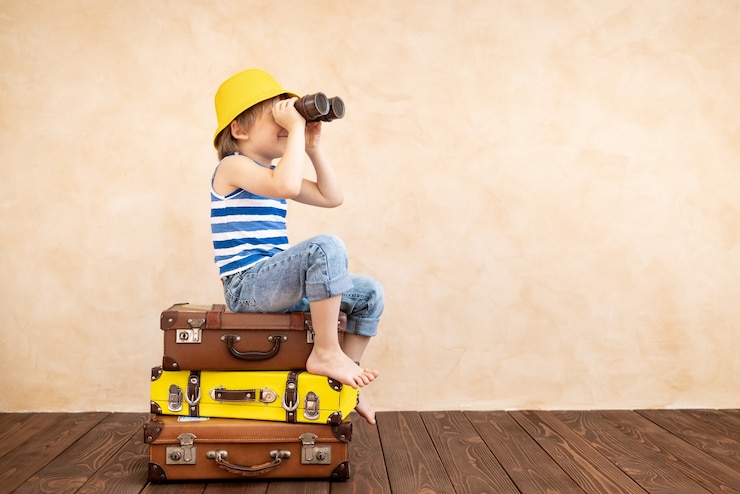 Photo heureux enfant jouant à la maison