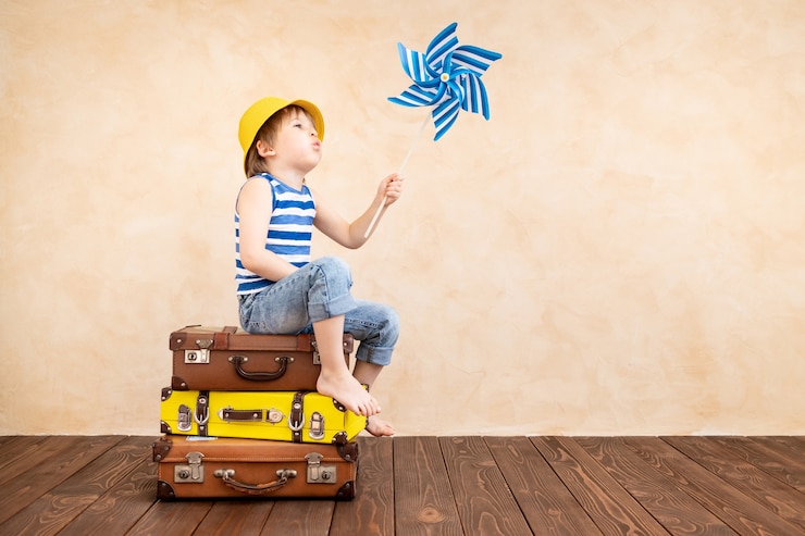 Photo heureux enfant jouant à la maison