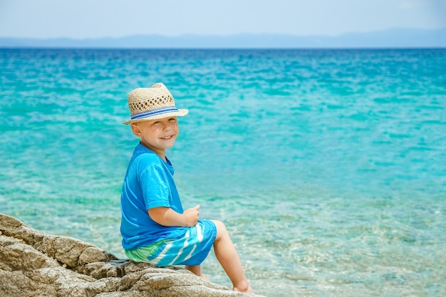 Heureux enfant jouant en mer dans le parc