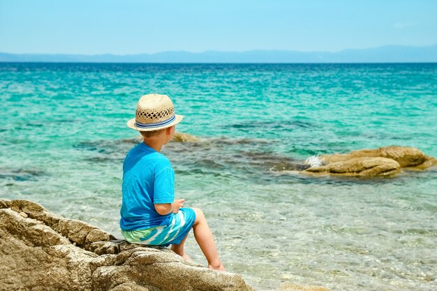 Heureux enfant jouant en mer dans le parc