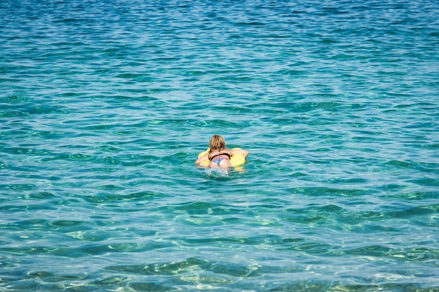 Heureux enfant jouant en mer en grèce