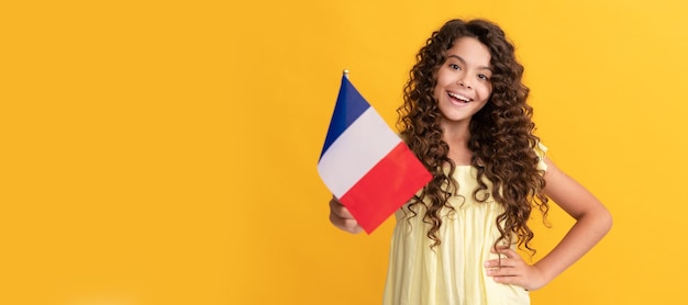 Heureux enfant longs cheveux bouclés tenir le drapeau français france Affiche horizontale de bannière de visage d'enfant isolé