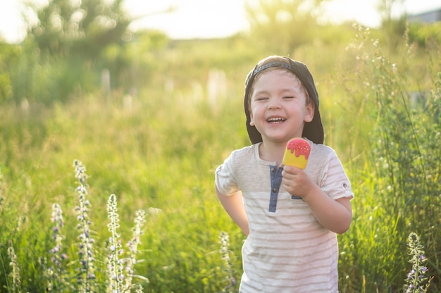 Heureux enfant mangeant des cookies sous forme de crème glacée