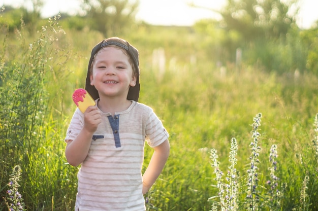 Heureux enfant mangeant des cookies sous forme de crème glacée