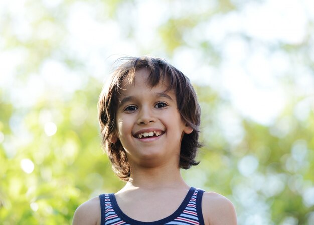 Heureux enfant en plein air dans la nature passer un bon moment