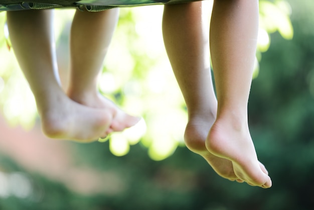 Heureux enfant en plein air dans la nature passer un bon moment