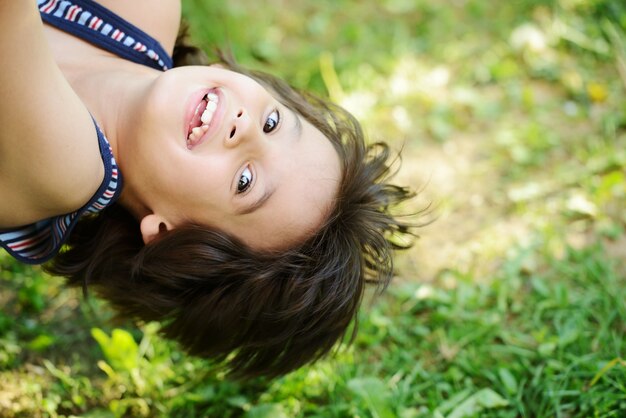 Heureux enfant en plein air dans la nature passer un bon moment