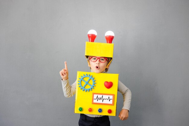 Heureux enfant portant un robot