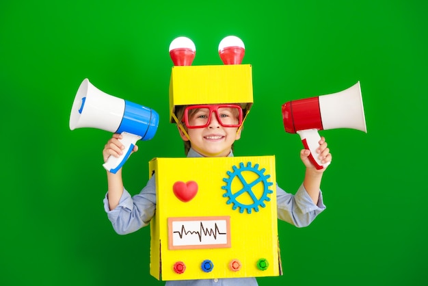 Heureux enfant portant un robot