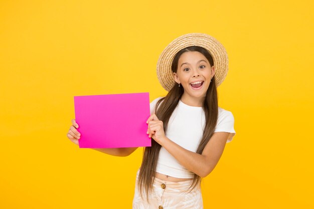 Heureux enfant présentant une feuille de papier été adolescente place pour copie espace ventes d'été fin de saison publicité de plage papier art et style artisanal bonjour l'été