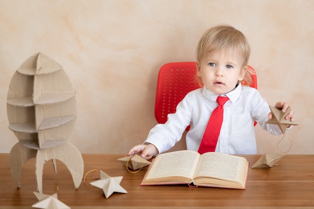 Heureux enfant prétend être homme d'affaires