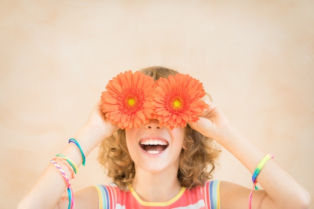 Photo heureux enfant s'amusant pendant les vacances d'été portrait d'une adolescente à l'intérieur