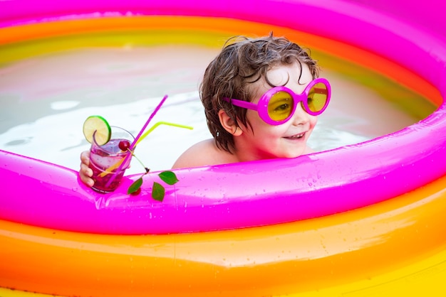 Heureux enfant s'amusant à la piscine aux beaux jours des clubs de plage à ibiza heureux petit garçon jouant je