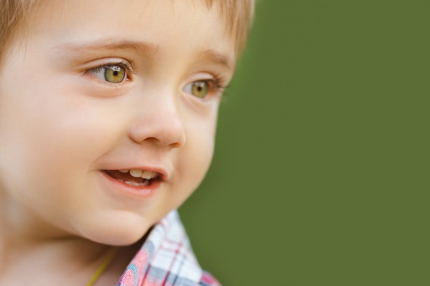 Heureux enfant souriant en plein air